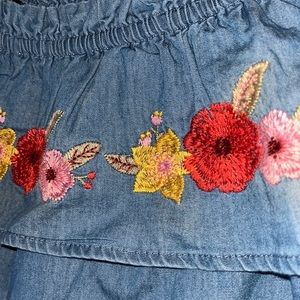 Off shoulder shirt with flowers embroidered